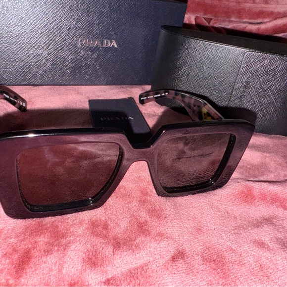 I onlyused these sunglasses a coupleof times and they are in very good condition - Picture 4 of 4